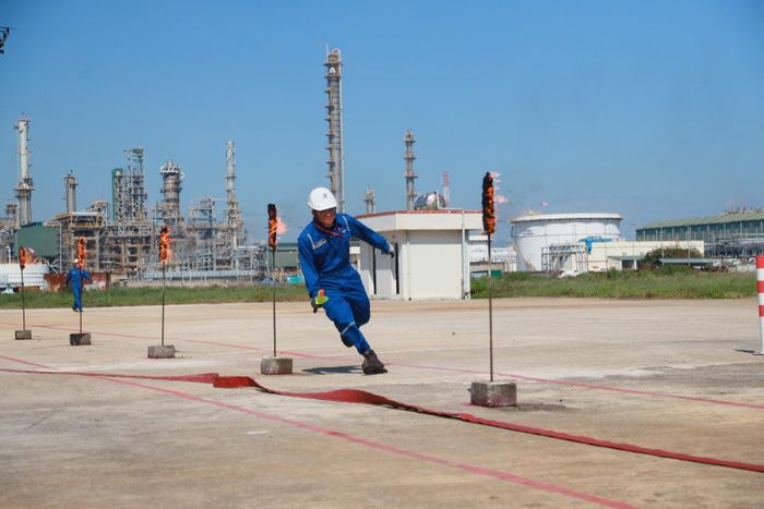 Hằng năm, BSR luôn phối hợp tổ chức các cuộc thi an toàn vệ sinh viên, diễn tập ứng phó sự cố tại NMLD Dung Quất. Bên cạnh đó, nhân sự BSR và nhà thầu làm việc tại Nhà máy theo phương châm “Làm đúng ngay từ đầu” và “Tôi chọn an toàn”... để góp phần giữ NMLD Dung Quất an toàn.
