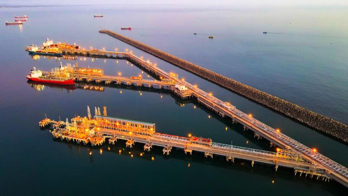 Cảng xuất sản phẩm đường thủy của NMLD Dung Quất.