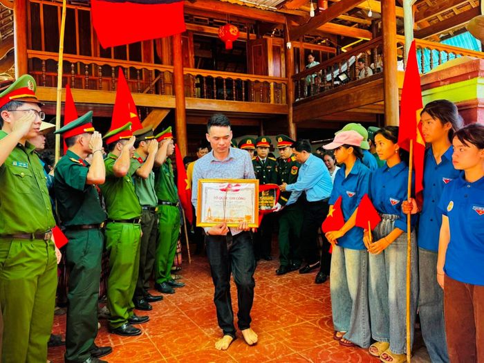 Đông đảo cán bộ, người thân cùng bà con dân bản đã tiễn đưa hài cốt liệt sĩ Lương Truyền Thuyết về nơi an nghỉ cuối cùng tại nghĩa trang dòng họ. (Ảnh: UBND xã Châu Khê).