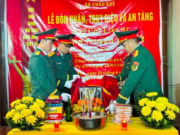 Địa phương đã phối hợp với gia đình, dòng họ tổ chức trọng thể lễ đón, truy điệu và an táng nhằm tri ân những cống hiến, hy sinh to lớn của liệt sĩ đối với Tổ quốc và nhân dân. (Ảnh: UBND xã Châu Khê).