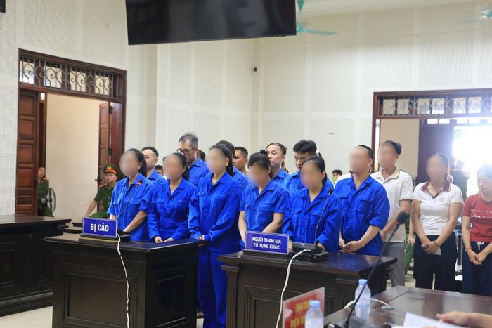 Hàng loạt bị cáo lĩnh án trong đường dây xuất cảnh trái phép. (Ảnh: TV)