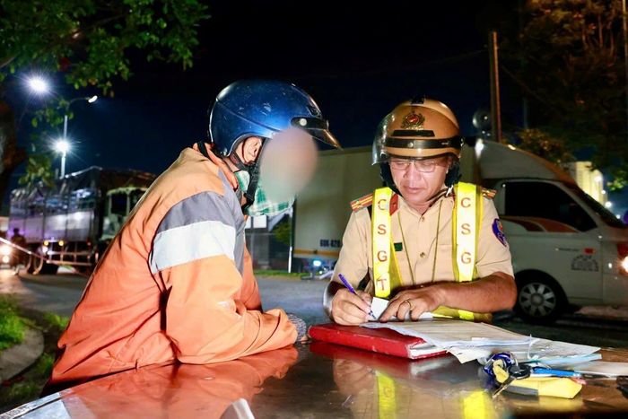 CSGT TP.HCM lập biên bản tài xế vi phạm.