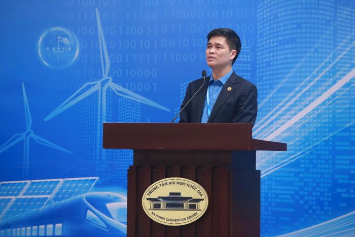 Ông Ngọ Duy Hiểu - Phó Chủ tịch Tổng LĐLĐ Việt Nam điều hành thảo luận tại Trung tâm thảo luận số 1 của Đại hội XIV Công đoàn Việt Nam. (Ảnh: Dương Dũng).