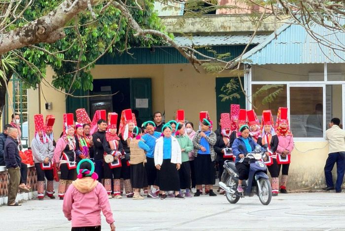 Bà con tiếp cận việc học và thi sát hạch cấp giấy phép lái xe.