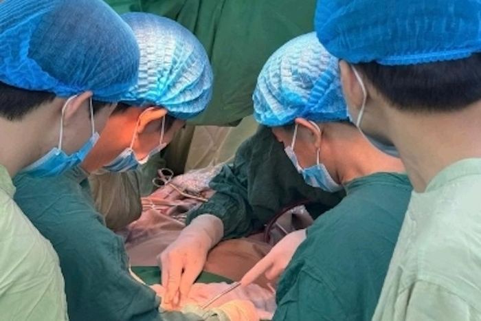 Các bác sĩ thực hiện ca phẫu thuật.