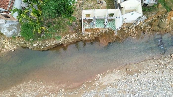 Dòng suối Thác Trượt bị sạt lở nghiêm trọng sau đợt lũ cuối năm 2025.