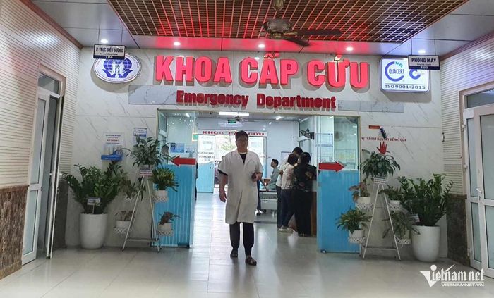 Chỉ khi bác sĩ xác định rõ tình trạng cấp cứu trên hồ sơ bệnh án thì mới được tính là cấp cứu đúng quy định để người bệnh được hưởng 100% quyền lợi BHYT. Ảnh: Võ Thu