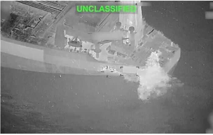 Lửa bốc lên từ tàu chở dầu M/T Lexie sau khi bị trúng tên lửa Hellfire. Ảnh: CENTCOM
