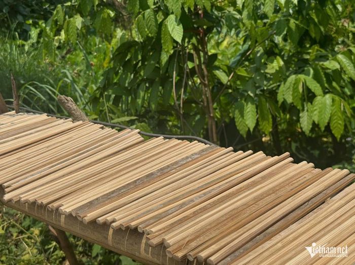 Vợ chồng ông Liệu vót đũa cho các con, làm tương để ăn hoặc đem bán cho hàng xóm xung quanh như một thú vui tuổi xế chiều. Ảnh: Phạm Bắc