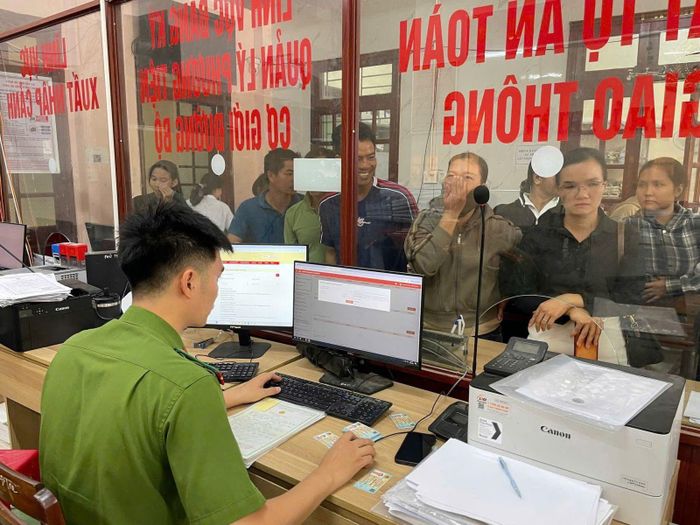  Công an phường Hoài Nhơn Tây lập “Tổ thanh niên xung kích chuyển đổi số” hỗ trợ người dân. Ảnh: Giang Thành