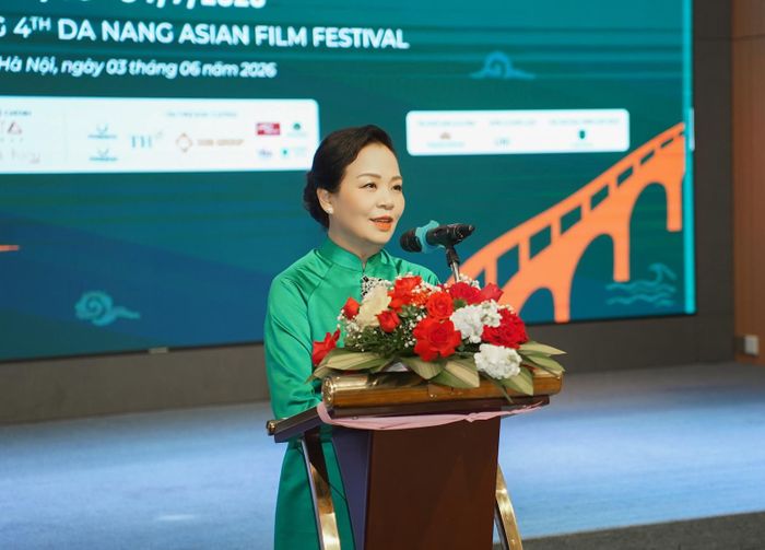 TS Ngô Phương Lan - Giám đốc DANAFF IV tại họp báo công bố DANAFF IV chiều 3/6 ở Hà Nội. 