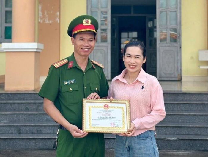 Công an phường Pleiku trao tặng giấy khen cho chị Dương Thị Ánh Hồng. Ảnh: ĐVCC
