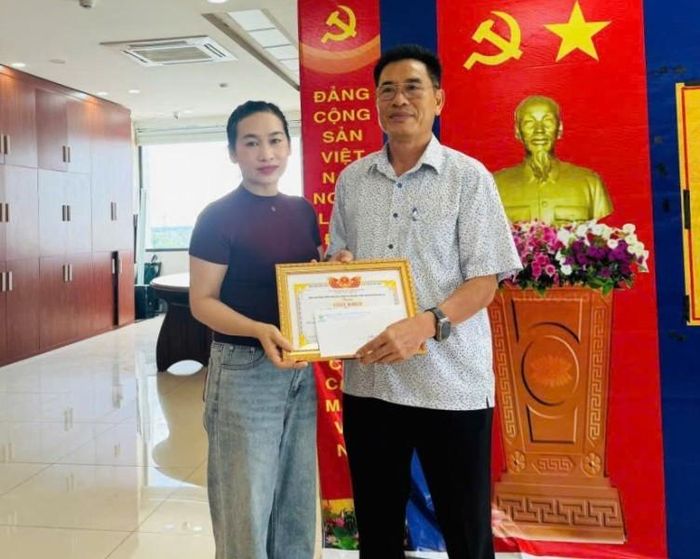 Lãnh đạo Công ty CP Công trình Đô thị Gia Lai trao giấy khen và phần thưởng 3 triệu đồng cho nữ lao công. Ảnh: ĐVCC