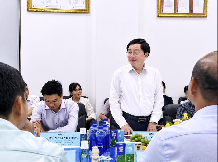 Ông Nguyễn Văn Quyết - Ủy viên Ban chấp hành Trung ương Đảng, Bí thư Tỉnh ủy Tây Ninh – phát biểu trong chuyến thăm và làm việc tại trang trại Vinamilk Green Farm Tây Ninh (Ảnh: VN).