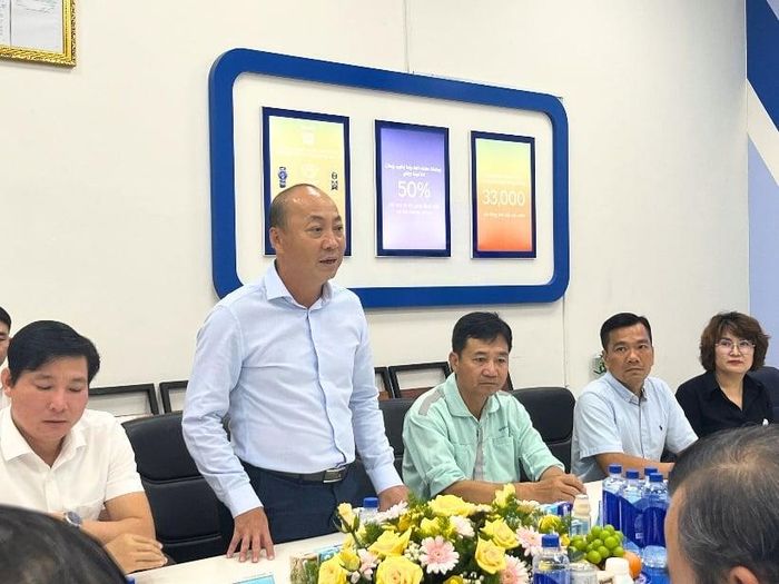 Ông Đoàn Quốc Khánh – Giám đốc điều hành Phát triển Vùng Nguyên liệu, đại diện Vinamilk - thông tin về tình hình sản xuất, kinh doanh của doanh nghiệp với đoàn công tác tỉnh Tây Ninh (Ảnh: VN).