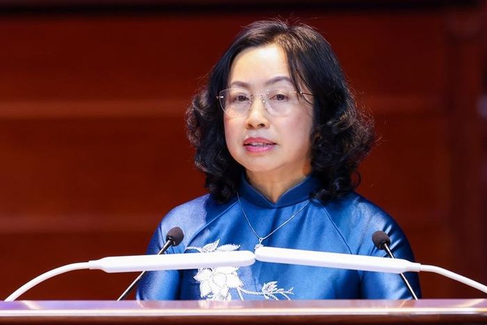  Bà Thái Thu Xương, Phó Chủ tịch Thường trực Tổng Liên đoàn Lao động Việt Nam báo cáo kiểm điểm của Ban Chấp hành Tổng Liên đoàn Lao động Việt Nam khóa XIII.