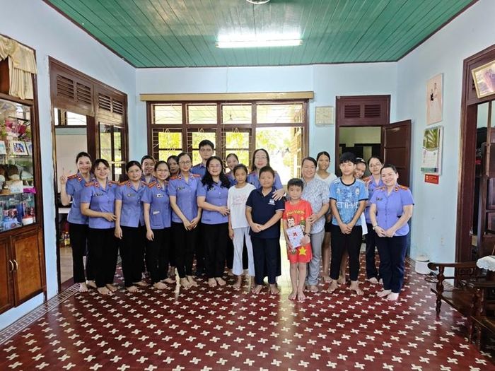  Đây không chỉ là hoạt động thể hiện sự quan tâm mà còn là dịp gửi gắm tình yêu thương, sự động viên của tập thể VKSND khu vực 2, TP Đà Nẵng đến các em nhân ngày Quốc tế Thiếu nhi 1/6.