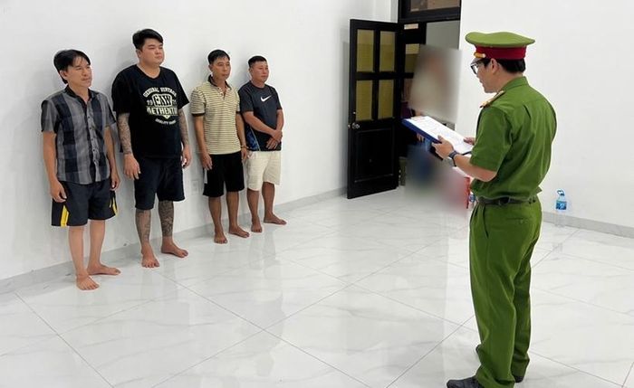 Cơ quan Cảnh sát điều tra Công an tỉnh Lâm Đồng tống đạt Quyết định tạm giữ hình sự các đối tượng. (Ảnh:CA)