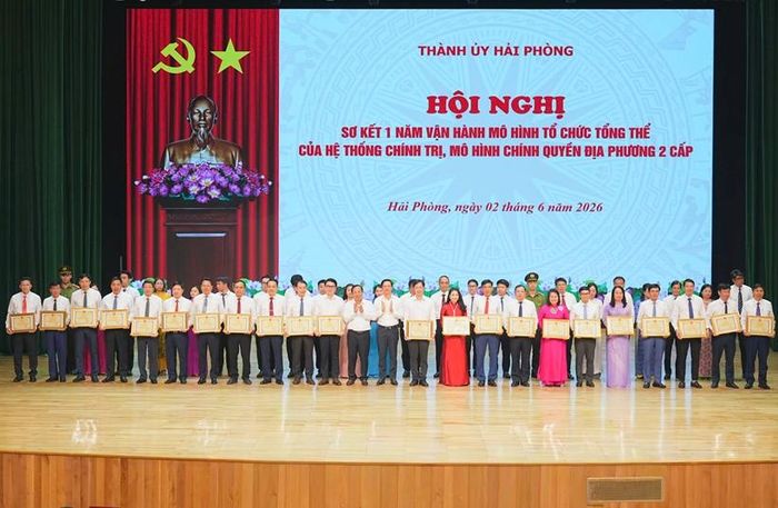  Thành ủy Hải Phòng đã biểu dương, khen thưởng 50 tập thể và 48 cá nhân có thành tích xuất sắc trong quá trình triển khai mô hình mới.