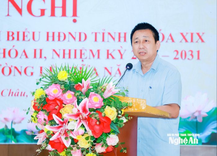 Phó Bí thư Đảng ủy, Chủ tịch UBND xã Tân Châu Phan Văn Hùng trả lời các kiến nghị cử tri thuộc thẩm quyền. Ảnh: Thành Duy