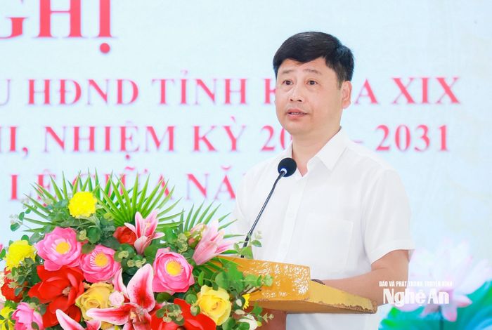 Đại biểu Trần Minh Ngọc - Ủy viên Ban Chấp hành Đảng bộ tỉnh, Giám đốc Báo và phát thanh, truyền hình Nghệ An thông tin tới cử tri dự kiến nội dung, chương trình kỳ họp thường lệ giữa năm 2026 của HĐND tỉnh; đồng thời báo cáo những kết quả nổi bật về tình hình phát triển kinh tế - xã hội của tỉnh trong 5 tháng đầu năm 2026. Ảnh: Thành Duy