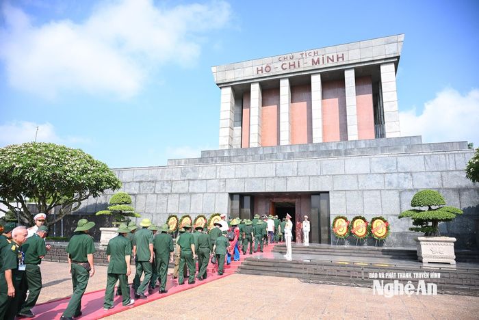 Đoàn đại biểu người có công tiêu biểu tỉnh Nghệ An vào Lăng viếng Chủ tịch Hồ Chí Minh. Ảnh: Thành Cường