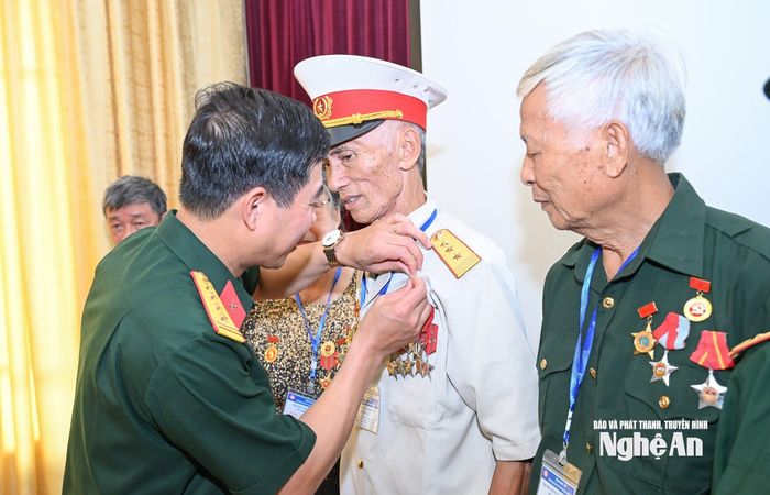 Văn phòng Bộ Tư lệnh Lăng Chủ tịch Hồ Chí Minh trao Huy hiệu Bác Hồ cho các đại biểu người có công Nghệ An. Ảnh: Thành Cường