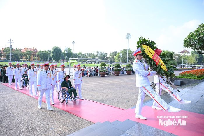 Đoàn đại biểu người có công tiêu biểu tỉnh Nghệ An dâng hoa, viếng Bác tại Lăng Chủ tịch Hồ Chí Minh. Ảnh: Thành Cường