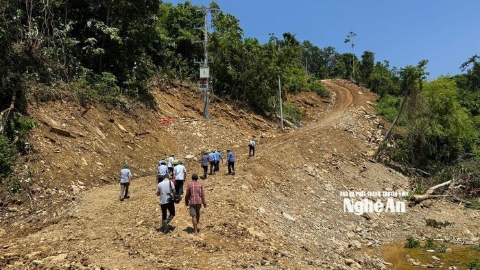 Tuyến đường chính dẫn vào Khu tái định cư Na Hỷ đang được thi công. Ảnh: Nguyễn Toàn