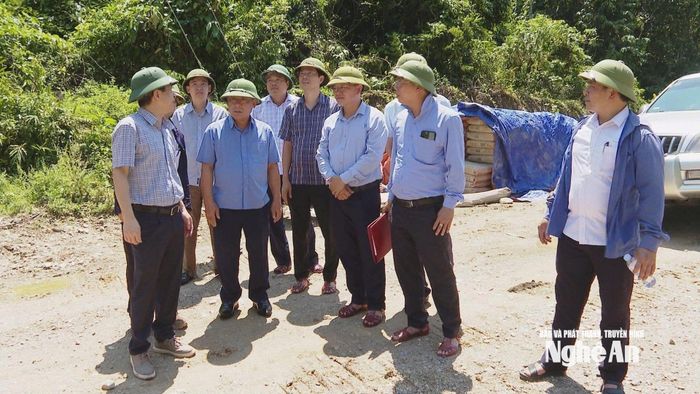 Phó Chủ tịch UBND tỉnh Nguyễn Văn Đệ thống nhất đầu tư giai đoạn 2 Khu tái định cư Na Hỷ và hoàn thành trong năm 2026. Ảnh: Nguyễn Toàn