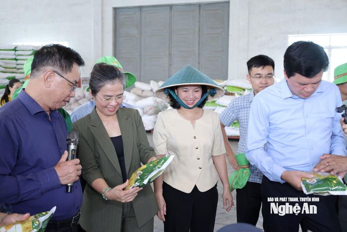 Đoàn tham quan Nhà máy chế biến hạt giống của Tập đoàn ThaiBinh Seed. Ảnh: ThaiBinh Seed