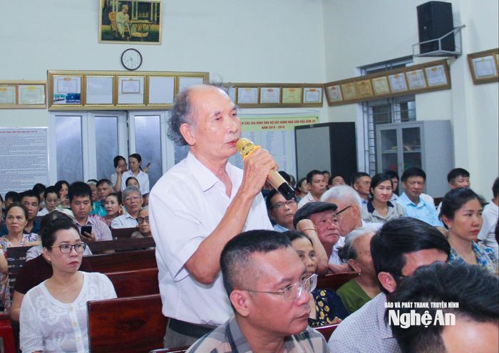Cử tri Trần Vũ Bảo nêu một số khó khăn trong tiếp cận ứng dụng công nghệ thông tin, chuyển đổi số của người dân. Ảnh: Mai Hoa