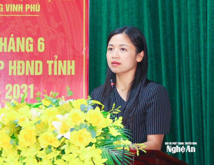 Phó Giám đốc Sở Nội vụ Nguyễn Thị Mai Thương giải trình liên quan đến chế độ đối với cán bộ khối, xóm sau sáp nhập. Ảnh: Mai Hoa
