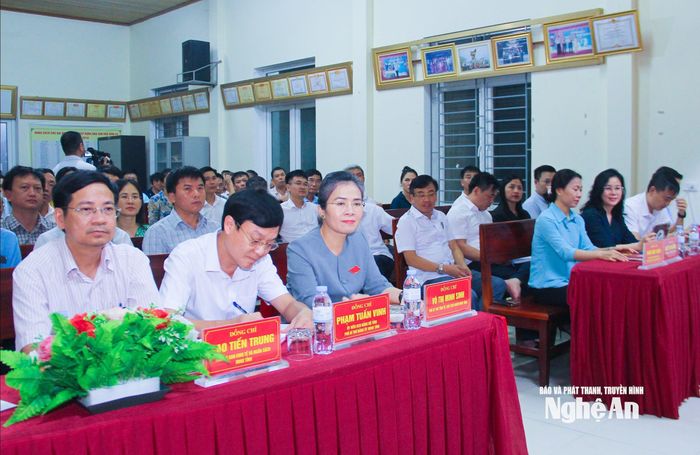 Các đại biểu HĐND tỉnh và lãnh đạo các sở, ban, ngành cấp tỉnh và phường Vinh Phú tham dự hội nghị. Ảnh: Mai Hoa