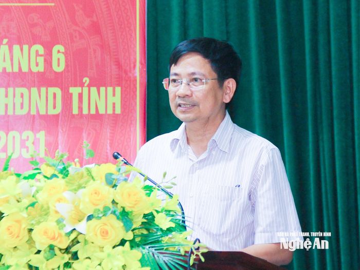 Đại biểu HĐND tỉnh Cao Tiến Trung - Trưởng ban Kinh tế - Ngân sách, HĐND tỉnh báo cáo dự kiến chương trình, nội dung kỳ họp thường lệ giữa năm 2026 của HĐND tỉnh. Ảnh: Mai Hoa