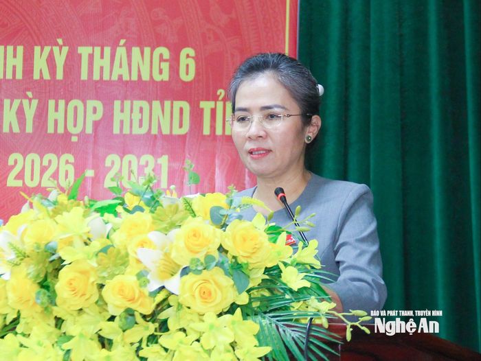 Đồng chí Võ Thị Minh Sinh – Phó Bí thư Tỉnh ủy, Chủ tịch Ủy ban Mặt trận Tổ quốc Việt Nam tỉnh Nghệ An tiếp thu và giải trình một số vấn đề cử tri quan tâm. Ảnh: Mai Hoa