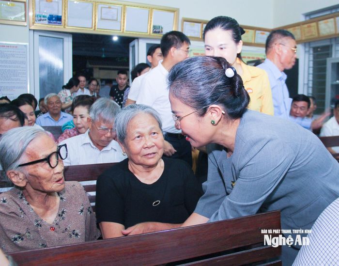 Đồng chí Võ Thị Minh Sinh – Phó Bí thư Tỉnh ủy, Chủ tịch Ủy ban Mặt trận Tổ quốc Việt Nam tỉnh Nghệ An gặp gỡ, trao đổi với các đảng viên cao tuổi. Ảnh: Mai Hoa