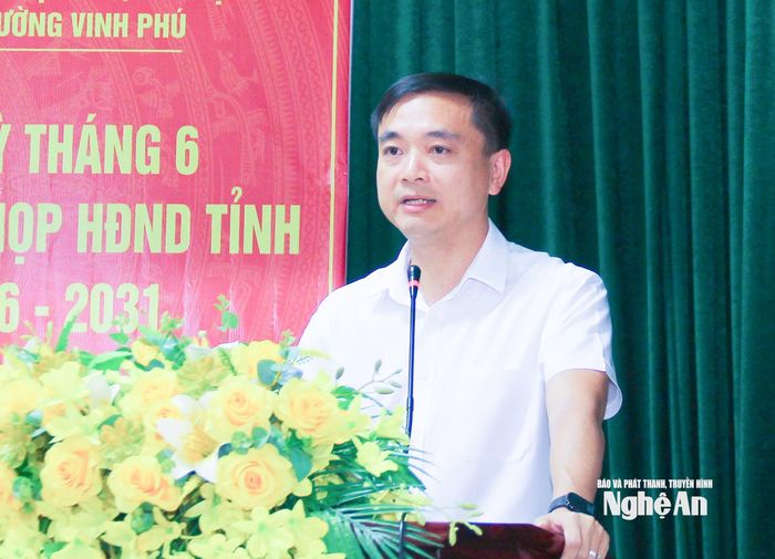 Đồng chí Nguyễn Thế Thân - Phó Bí thư Đảng ủy, Chủ tịch UBND phường Vinh Phú giải trình, làm rõ một số vấn đề thuộc thẩm quyền. Ảnh: Mai Hoa