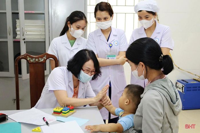 Chủ động đưa trẻ đi khám sàng lọc là giải pháp quan trọng để phát hiện sớm các vấn đề bất thường về sức khỏe.