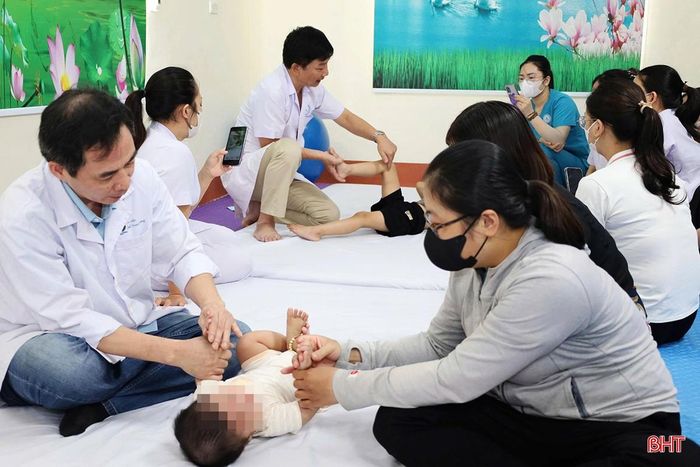 Phát hiện sớm các bất thường về vận động sẽ có cơ hội can thiệp hiệu quả, giúp trẻ có điều kiện phát triển thể chất bình thường.