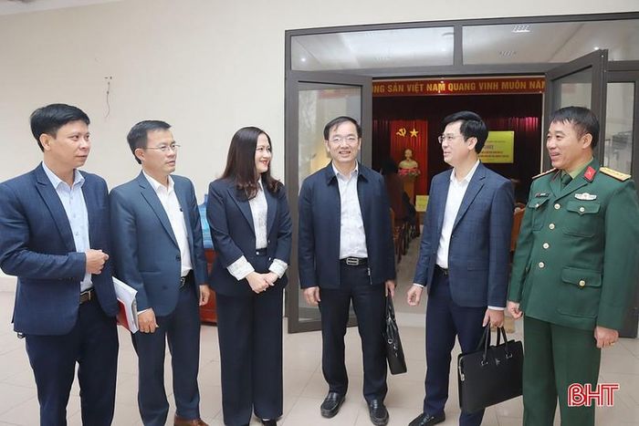Các đại biểu trao đổi bên lề hội nghị hướng dẫn các cơ quan, tổ chức, đơn vị về nội dung, trình tự, thủ tục giới thiệu người ứng cử ĐBQH khóa XVI và đại biểu HĐND tỉnh khóa XIX nhiệm kỳ 2026-2031.
