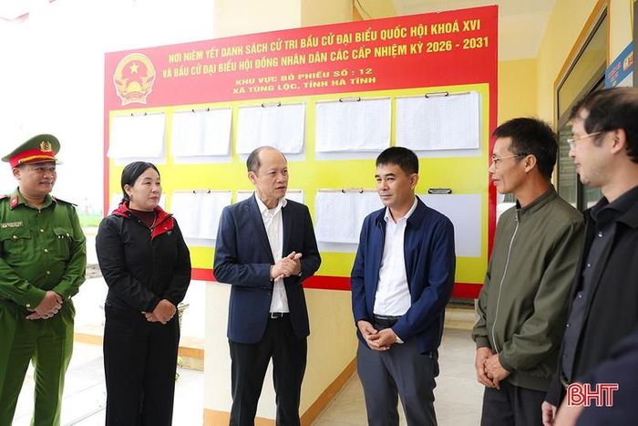 Đồng chí Nguyễn Hồng Lĩnh - Phó Bí thư Thường trực Tỉnh ủy, Chủ tịch HĐND tỉnh, Chủ tịch Ủy ban Bầu cử tỉnh kiểm tra công tác chuẩn bị tại khu vực bỏ phiếu số 12 (thôn Yên), xã Tùng Lộc, tháng 3/2026.