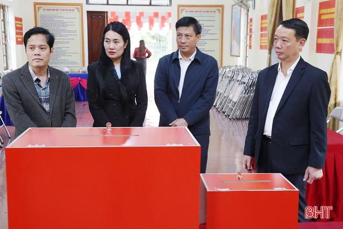 Chủ tịch UBND tỉnh Phan Thiên Định và đoàn công tác của tỉnh kiểm tra khu vực bỏ phiếu số 10 (TDP Hồng Hải) thuộc phường Hoành Sơn tháng 3/2026.