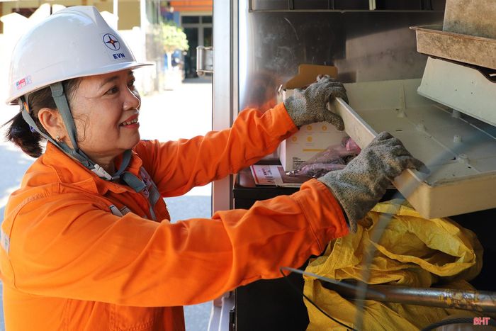  "Dù không trực tiếp leo cột, kéo dây như các đồng nghiệp nam, song làm việc trong điều kiện nắng nóng cực đoan cũng là thử thách với chúng tôi. Chị em thường tranh thủ triển khai công việc từ sáng sớm để vừa bảo đảm sức khỏe, vừa hoàn thành tốt nhiệm vụ được giao" - chị Hà tiết lộ. 