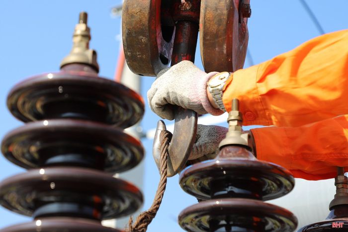 Điện lực Cẩm Xuyên quản lý hơn 327 km đường dây trung thế, hơn 770 km đường dây hạ thế cùng 377 trạm biến áp trải rộng trên nhiều dạng địa hình khác nhau. Đây là thách thức không nhỏ đối với công tác quản lý kỹ thuật, đặc biệt trong điều kiện thời tiết cực đoan.