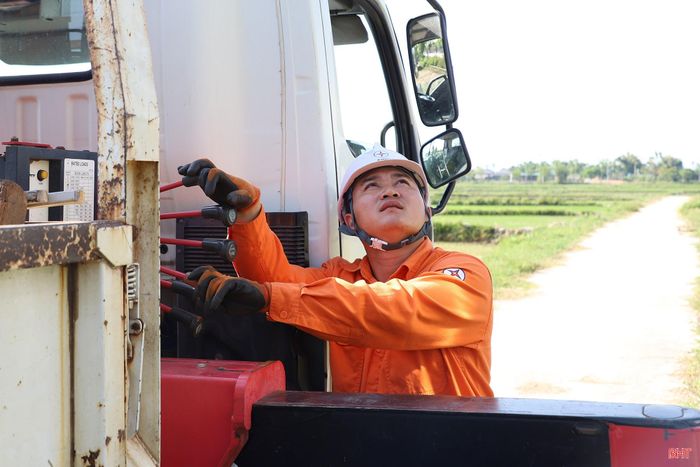 Sau khi được tháo dỡ, máy biến áp tại trạm biến áp Thạch Thanh 11 nhanh chóng được cẩu lên xe chuyên dụng để vận chuyển đến vị trí mới.