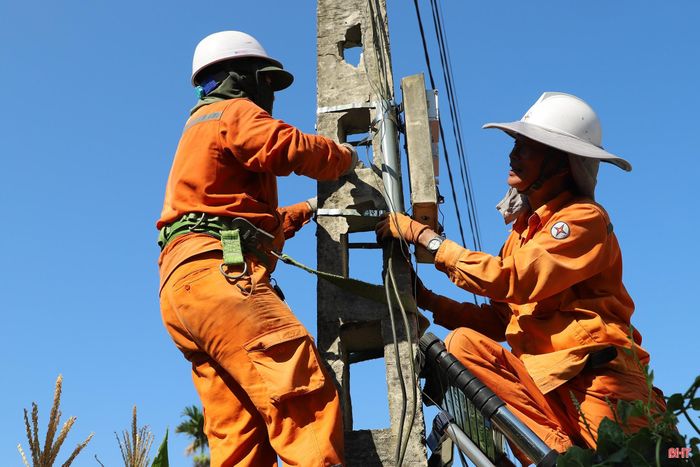 Phụ tải nhiều khu vực tăng đột biến, tạo áp lực lớn lên hệ thống điện. Để đảm bảo cung cấp điện an toàn, liên tục trong mùa nắng nóng, Công ty Điện lực Hà Tĩnh đã và đang triển khai đồng bộ, hiệu quả nhiều giải pháp.