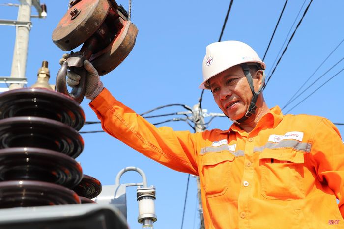  Giữa nền nhiệt bỏng rát, từng công đoạn tháo dỡ, cẩu hạ thiết bị, vận chuyển và đấu nối được tổ công tác thực hiện khẩn trương, chính xác. 