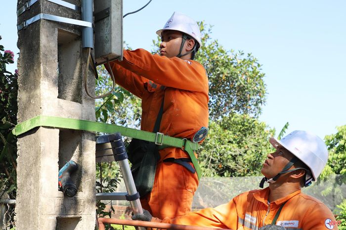  Ông Trần Quang Nhật - Phó Trưởng Điện lực Cẩm Xuyên cho biết: "Riêng trong tháng 6 này, chúng tôi đặt mục tiêu thực hiện cân pha 40 máy biến áp, luân chuyển 10 máy biến áp để bảo đảm vận hành ổn định, giảm tổn thất điện năng và hạn chế nguy cơ quá tải". 