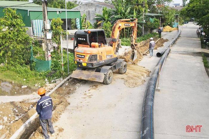 Đơn vị thi công đang lắp đặt, đấu nối những tuyến cuối cùng của hệ thống ống truyền tải.
